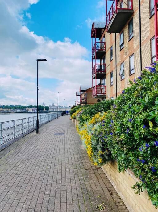 Bright &Spacious One Bedroom Flat Off Canary Wharf London Exterior photo