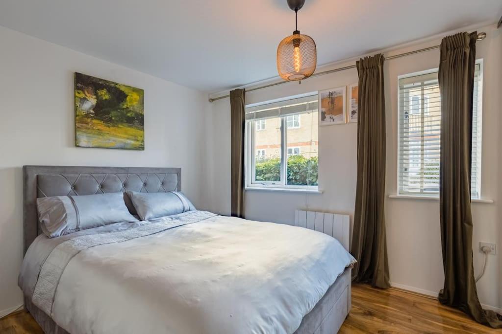 Bright &Spacious One Bedroom Flat Off Canary Wharf London Exterior photo