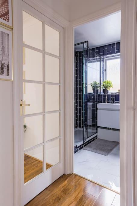 Bright &Spacious One Bedroom Flat Off Canary Wharf London Exterior photo